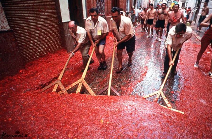 حیف و میل و اسراف فستیوال گوجه فرنگی شلیک گوجه فرهنگی اسپانیا
